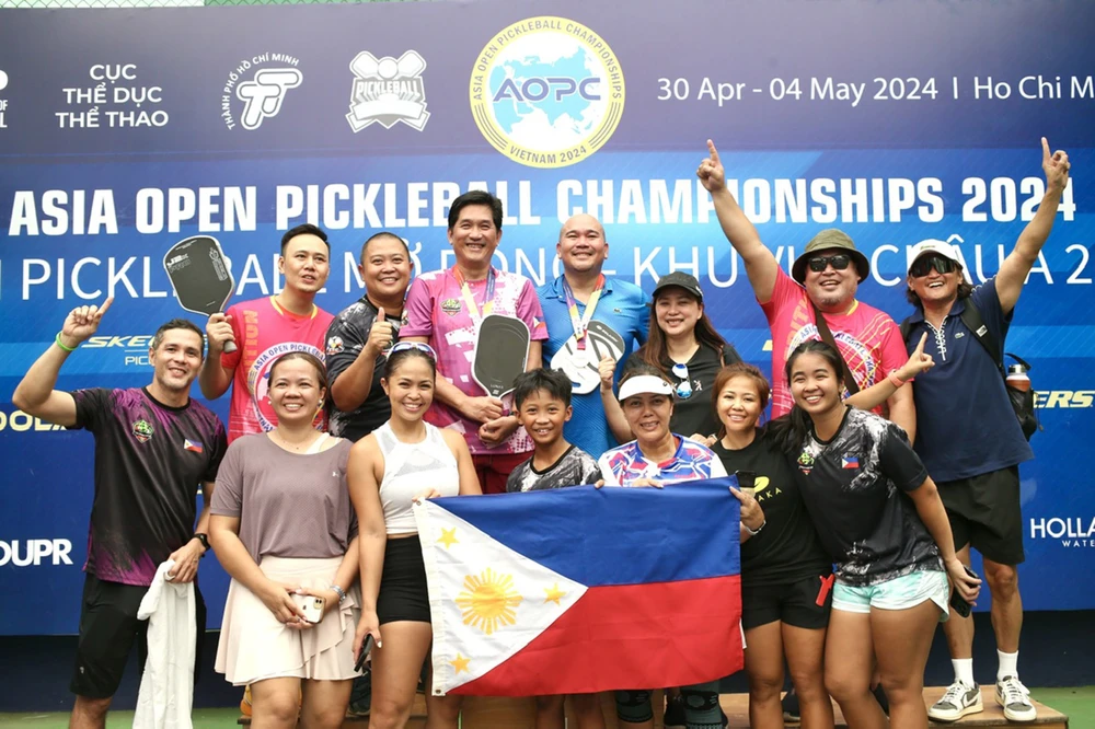 Tay vợt Odilon Tayag (hàng sau, thứ 3 bên trái sang) cùng những người bạn đến từ Philippines thích thú khi sang Việt Nam thi đấu