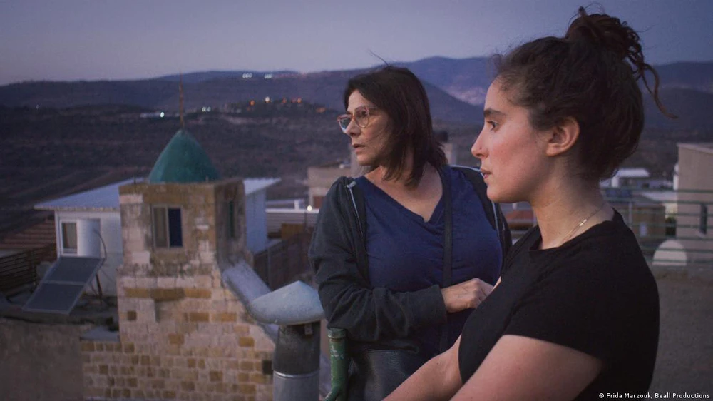 Đạo diễn Lina Soualem (bên phải) và mẹ trong phim tài liệu Bye Bye Tiberias