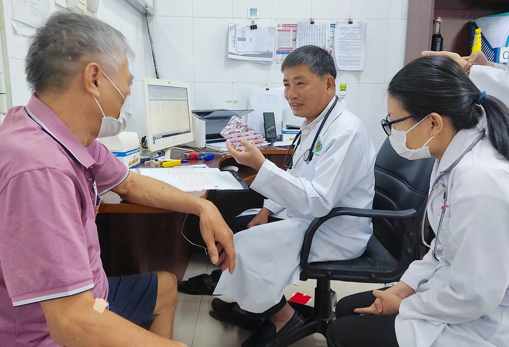 Người cao tuổi được bác sĩ Bệnh viện Lê Văn Thịnh, TP Thủ Đức (TPHCM) khám, tư vấn các bệnh lý mãn tính tại phòng khám đa khoa vệ tinh Thảo Điền. Ảnh: QUANG HUY 
