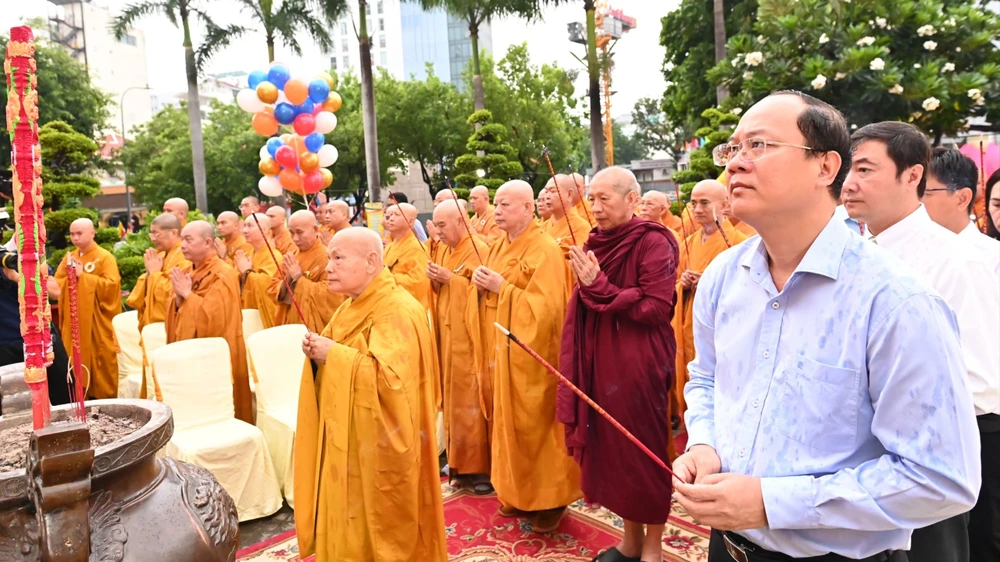 Phó Bí thư Thường trực Thành ủy TPHCM Nguyễn Hồ Hải cùng chư tôn đức dâng hương tưởng niệm Bồ tát Thích Quảng Đức. Ảnh: VIỆT DŨNG