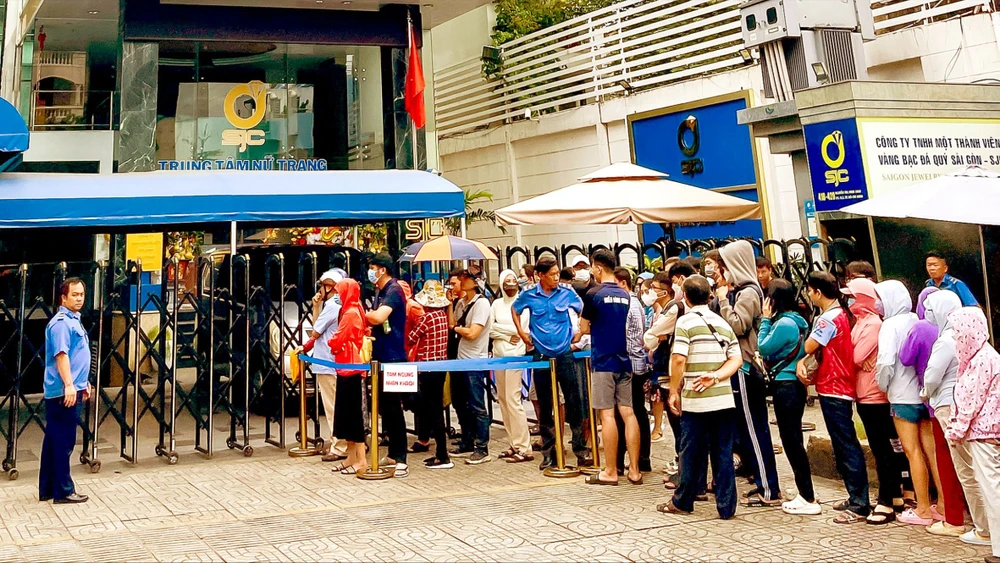 People line up to buy gold at SJC Company (Nguyen Thi Minh Khai Street, District 3, HCMC) on June 10. Photo: HOANG HUNG