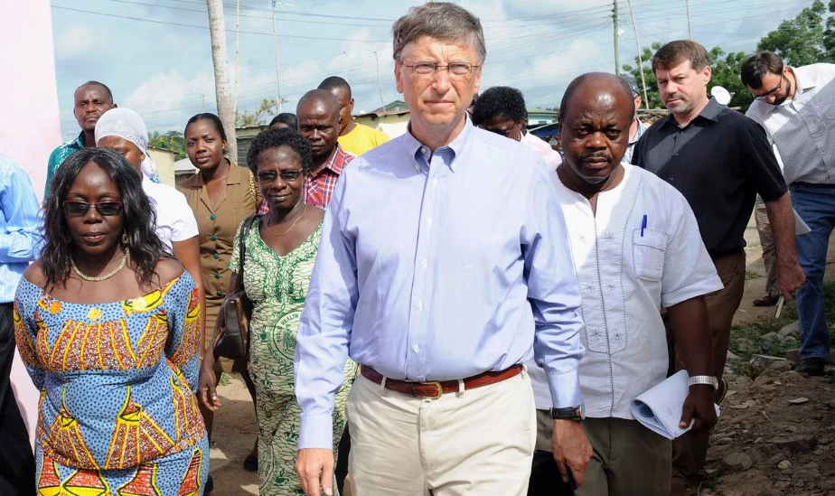 Tỷ phú Bill Gates trong chuyến thăm một trung tâm y tế ở Awutu Senya, Ghana. Ảnh: GETTY IMAGES