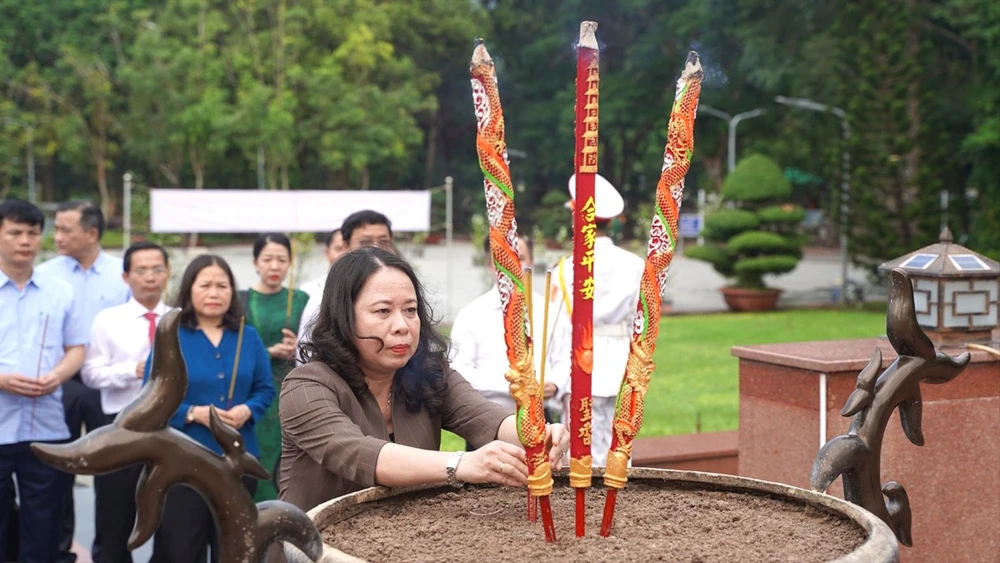 Phó Chủ tịch nước Võ Thị Ánh Xuân cùng đoàn công tác dâng hương tại Nghĩa trang Hàng Dương