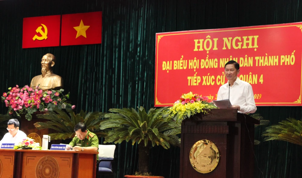 Đại biểu Trần Vĩnh Tuyến - Phó Chủ tịch UBND TPHCM thay mặt tổ đại biểu trao đổi các vấn đề cử tri quan tâm. Ảnh: MAI HOA