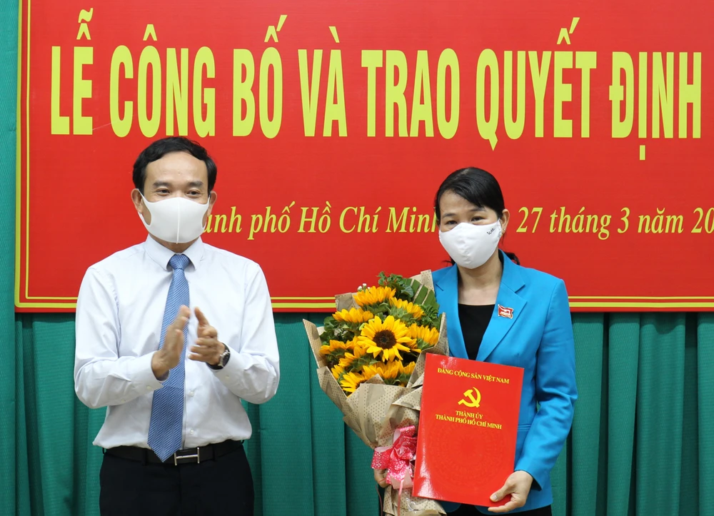 Đồng chí Trần Lưu Quang trao quyết định cho Đồng chí Lê Thị Kim Hồng. Ảnh: HOÀNG HÙNG