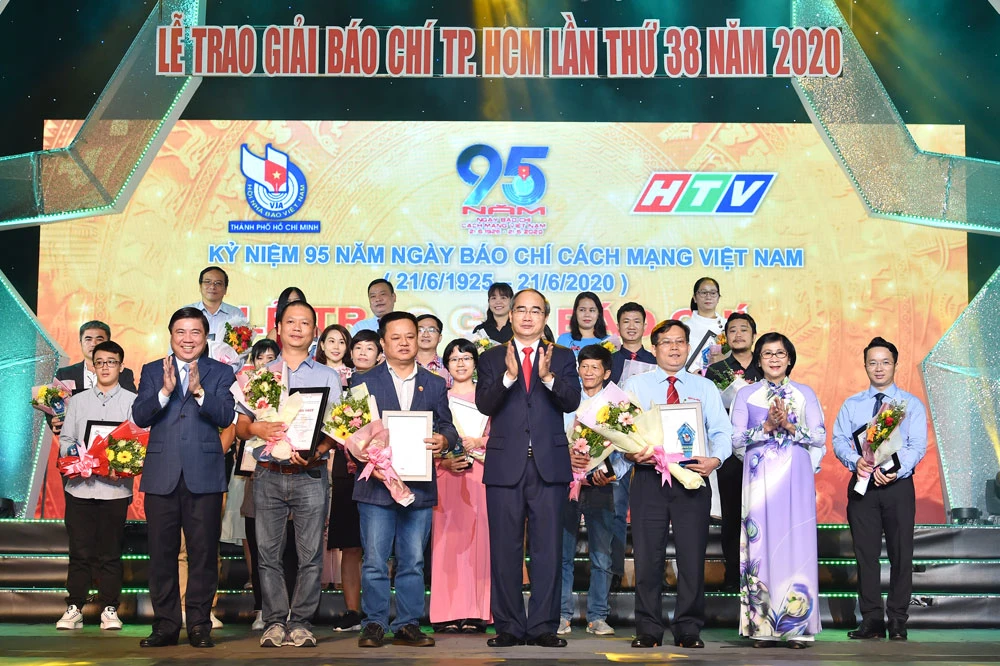 Bí thư Thành ủy TPHCM Nguyễn Thiện Nhân và Chủ tịch UBND TPHCM Nguyễn Thành Phong chúc mừng các tác giả đoạt giải Báo chí TPHCM lần thứ 38 - năm 2020. Ảnh: VIỆT DŨNG