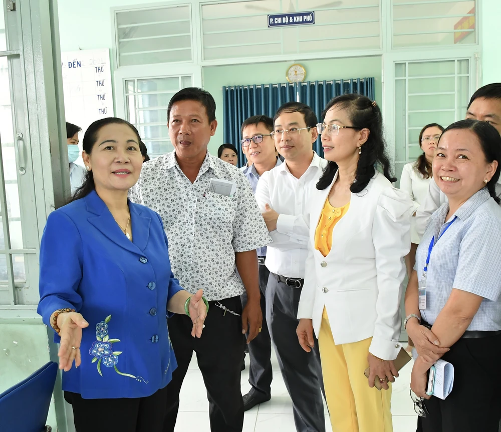 Chủ tịch HĐND TPHCM Nguyễn Thị Lệ kiểm tra công tác bầu cử tại huyện Bình Chánh. Ảnh: VIỆT DŨNG