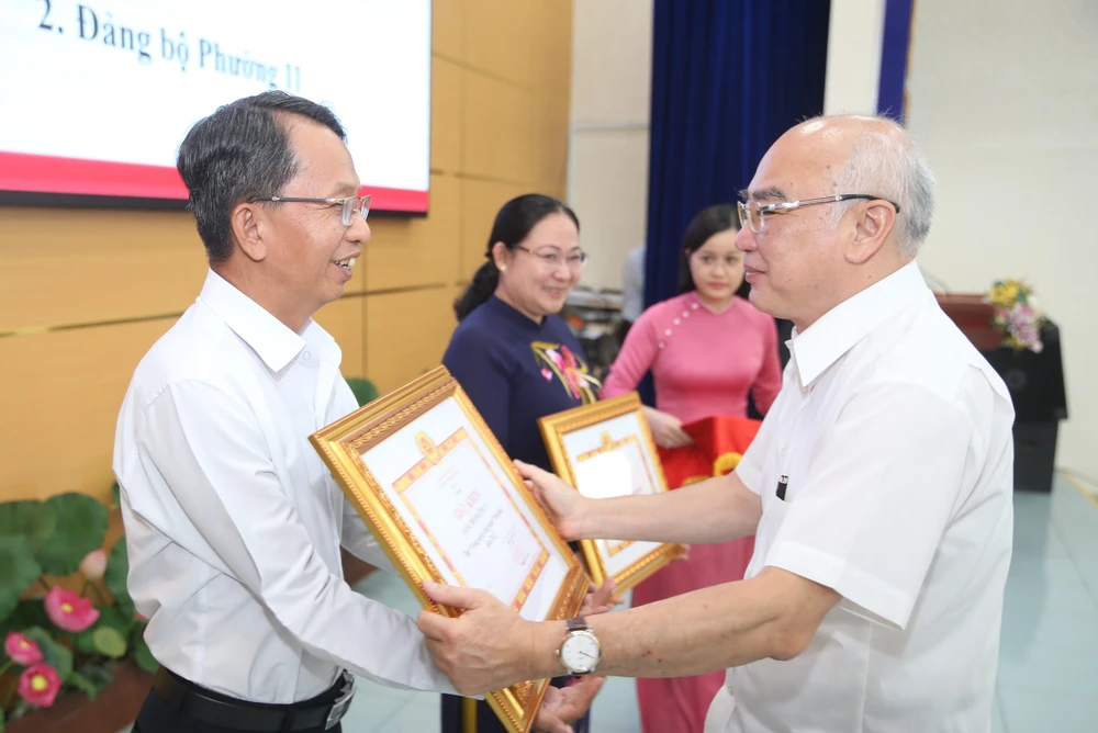 Đồng chí Phan Nguyễn Như Khuê trao giấy khen cho các tập thể có thành tích xuất sắc trong công tác xây dựng Đảng năm 2022