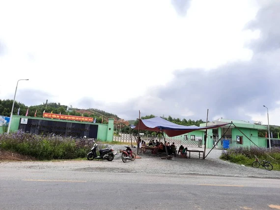 Người dân thôn Nam Xuân Sơn tiếp tục giăng dây, dựng rạp trước cổng Nhà máy xử lý rác thải Phú Hà