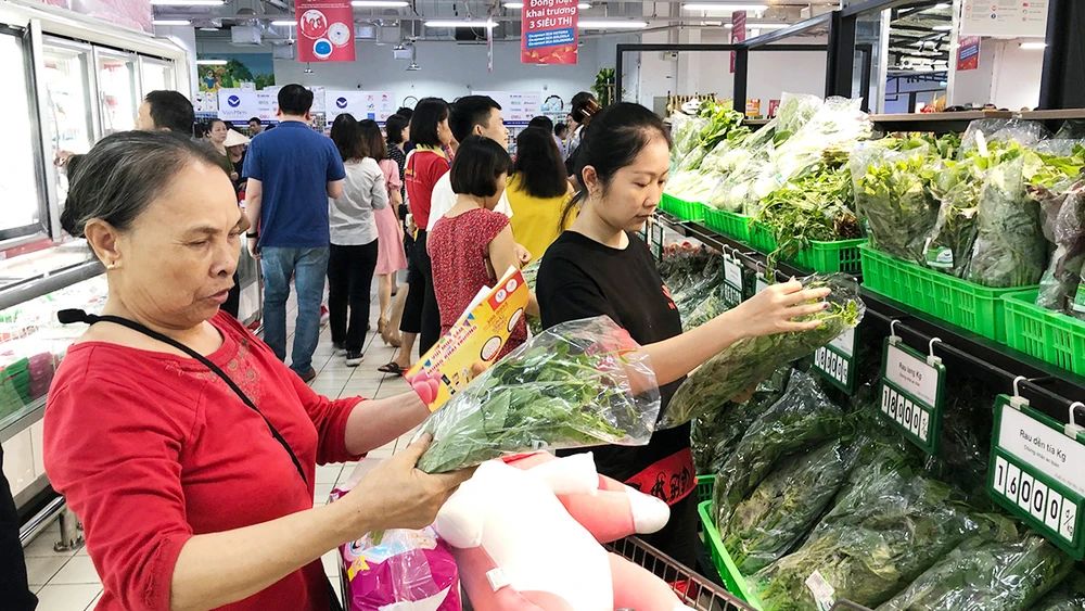 Người dân mua sắm tại siêu thị được “thay áo mới” của Saigon Co.op
