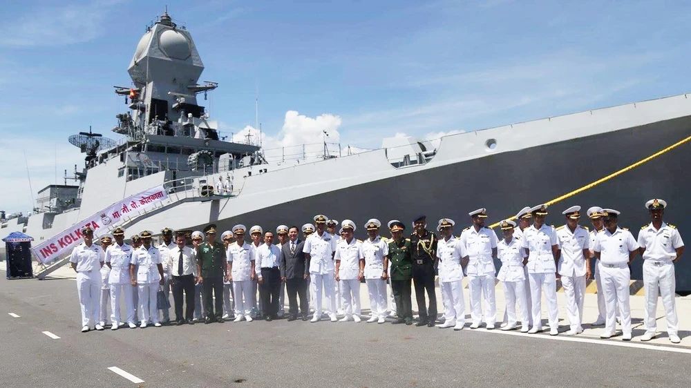 Tàu hải quân Ấn Độ và thủy thủ đoàn thăm Cam Ranh