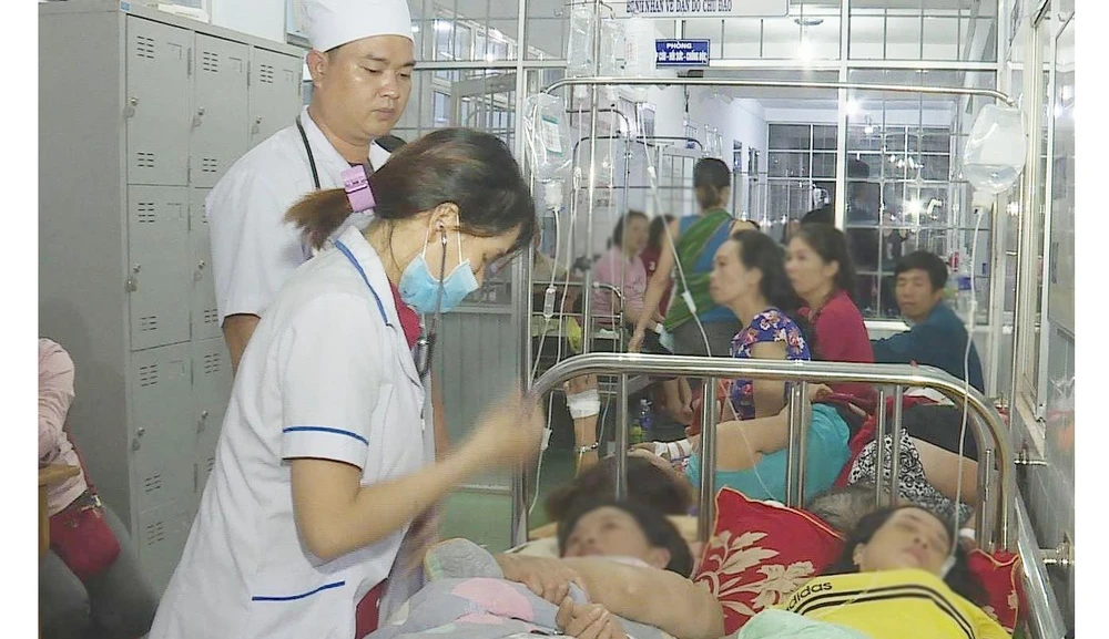Nhiều người phải nhập viện sau khi ăn cưới tại Đắk Lắk