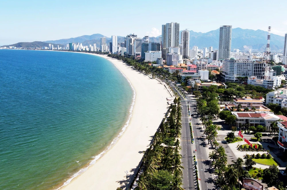 Bãi biển dọc đường Trần Phú, TP Nha Trang - một trong những điểm thu hút du khách khi đến thành phố biển. Ảnh: QUỲNH ANH