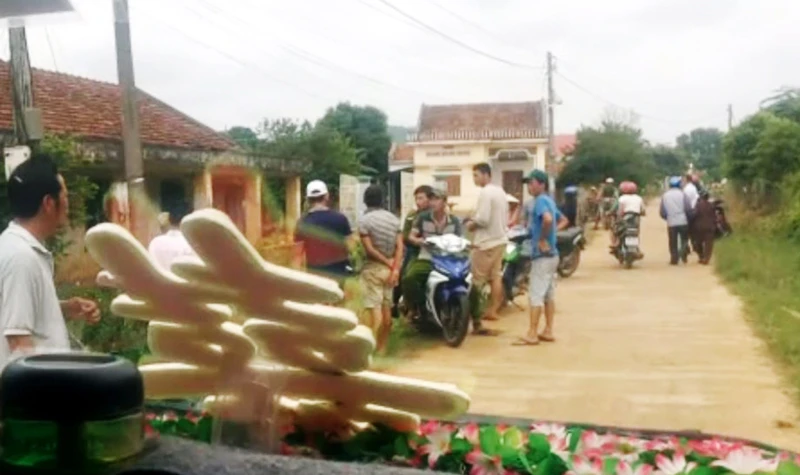 Cán bộ thôn Sơn Tây chặn xe rước dâu con trai bà Thu vào ngày 17-10
