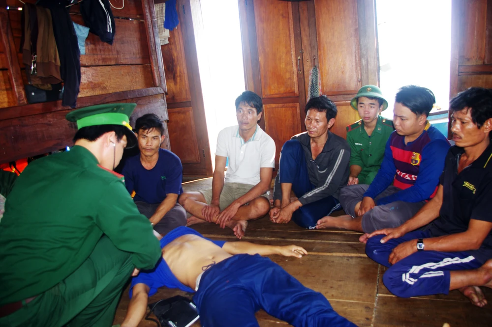 Bộ đội Biên phòng tỉnh Bình Định đang sơ cứu ban đầu cho các ngư dân tàu bị nạn