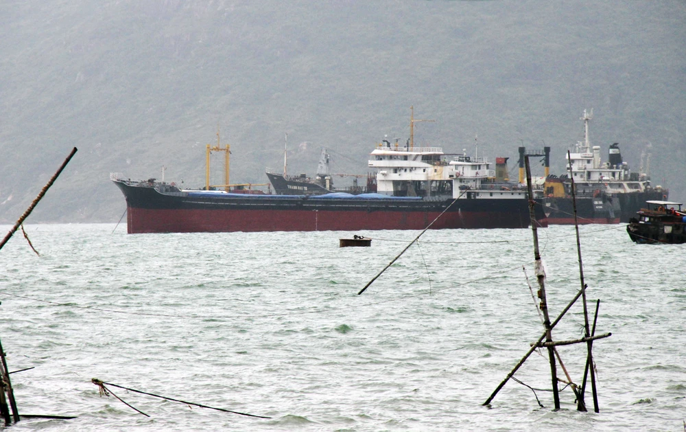  Vật thể “lạ” chìm ở luồng vào cảng Quy Nhơn có thể là xà lan