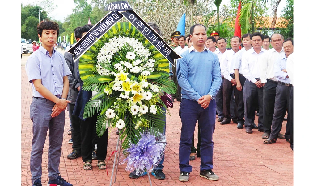 Dâng hương tưởng niệm các nạn nhân vụ thảm sát Bình An 