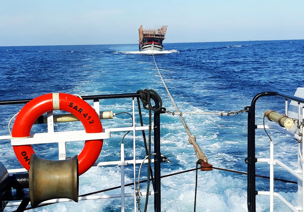 Cận cảnh tàu SAR vượt biển cứu 49 ngư dân bị ngộ độc nguy cấp trên biển