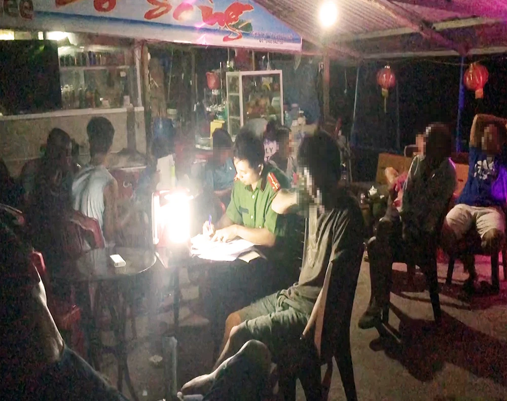 Lực lượng chức năng tỉnh Quảng Ngãi bắt quả tang ổ cá độ bóng đá trong quán cà phê Bờ Sông trong đêm 22-6. Ảnh: TC