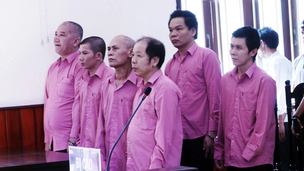 Hội đồng xét xử TAND tỉnh Bình Định phải hoãn xét xử vụ án vì vắng mặt nhân chứng và người bào chữa cho bị cáo