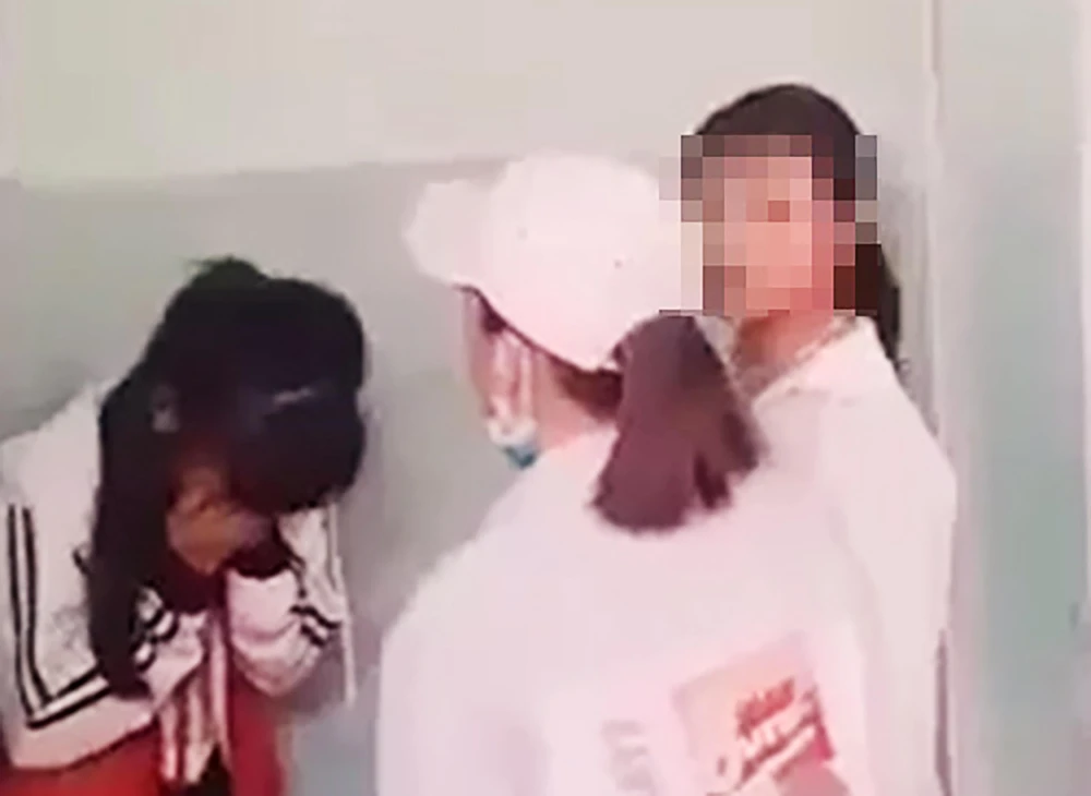 ​Nữ sinh Y. bị đánh hội đồng trong nhà vệ sinh. Ảnh cắt từ clip