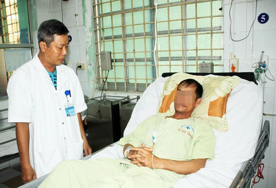 Bác sĩ BVĐK tỉnh Bình Định đang chăm sóc, theo dõi cho BN Lê Đình T.