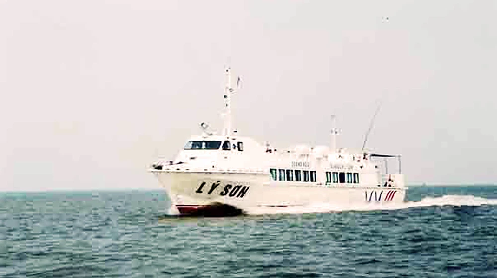 Tàu cao tốc chở đề thi THPT quốc gia ra đảo Lý Sơn.