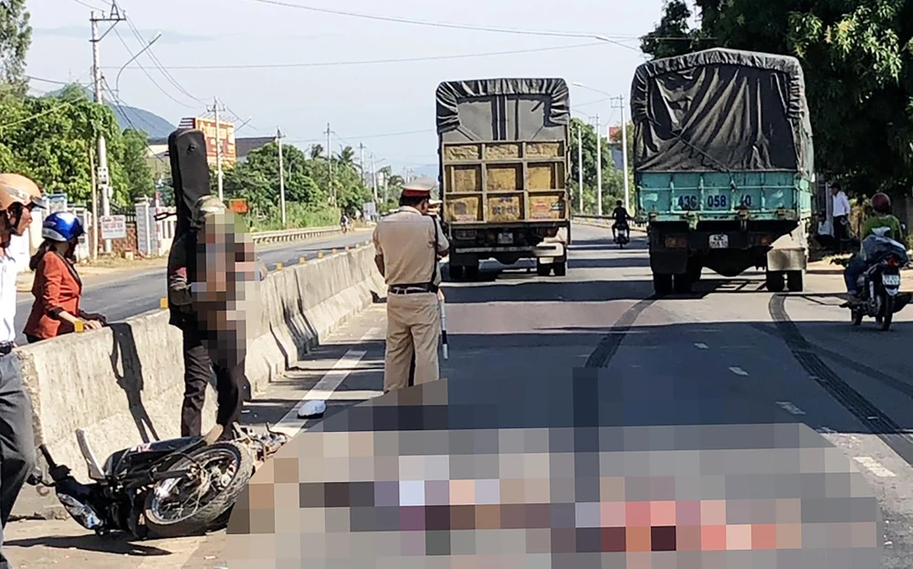  Hiện trường vụ tai nạn giao thông nghiêm trọng khiến 2 người bị xe tải cản tử vong tại xã Mỹ Lộc.