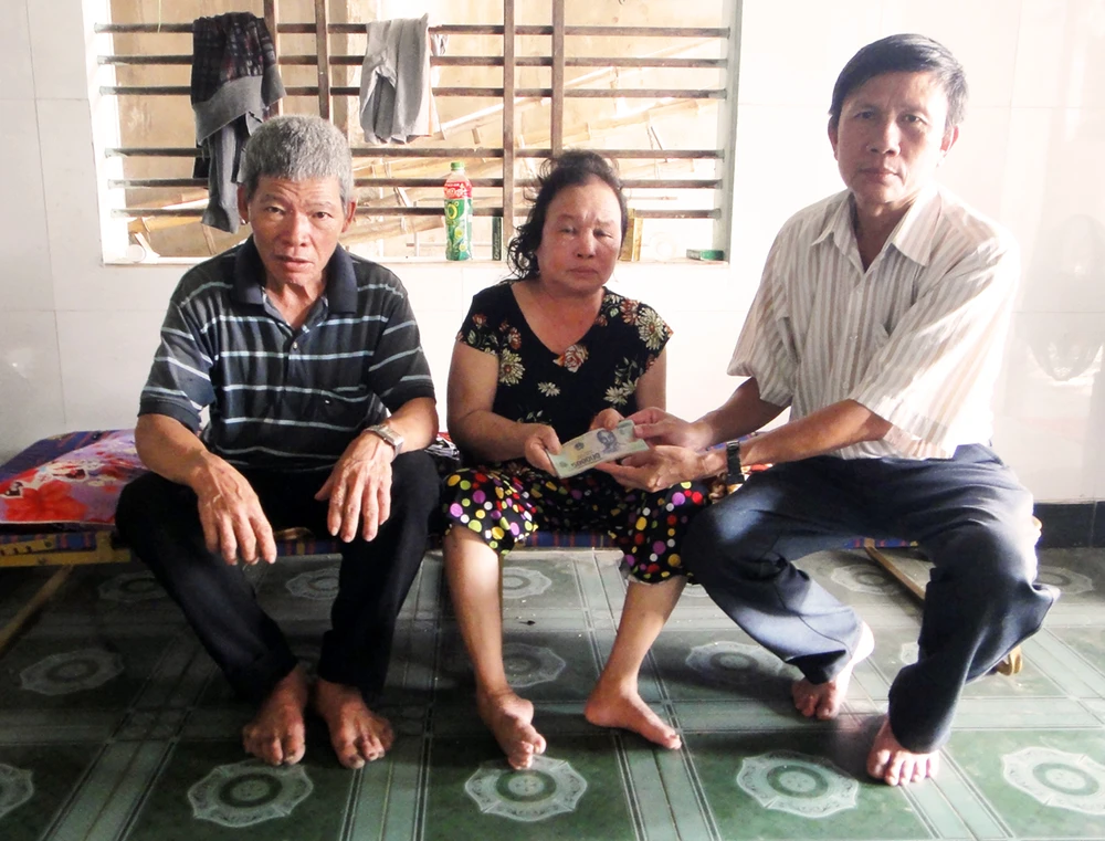 Trao tiền bạn đọc Báo SGGP hỗ trợ vợ chồng già hái dừa thuê