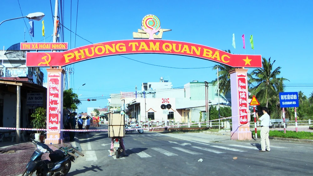 Phong tỏa phường Tam Quan Bắc, thị xã Hoài Nhơn sau khi phát hiện 2 ca nghi mắc Covid-19 đầu tiên ở Bình Định. Ảnh: NGỌC HẢI