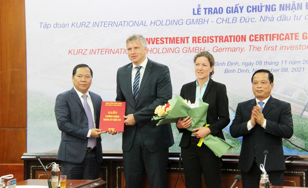 Lãnh đạo UBND tỉnh Bình Định trao giấy chứng nhận đăng ký đầu tư cho đại diện Tập đoàn KURZ