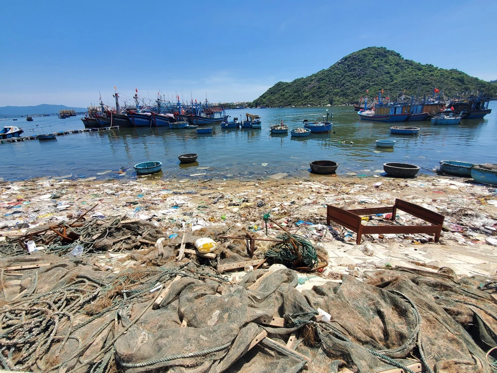 Rác tràn ngập cửa biển, cảng cá ở Bình Định