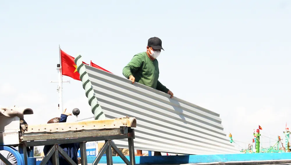 Không chỉ hoa tươi, nước ngọt, bánh kẹo, trái cây... mà nhiều người dân ở đảo Nhơn Châu cũng vào bờ mua sắm vật liệu để sửa hoặc nâng cấp lại nhà cửa dịp cuối năm nhon-chau-12-9895.jpg