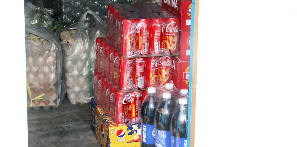 Trên những khoang tàu chất đầy hàng hóa, nước ngọt đảm bảo người dân đón tết đầy đủ trên đảo nhon-chau-17-9719.jpg