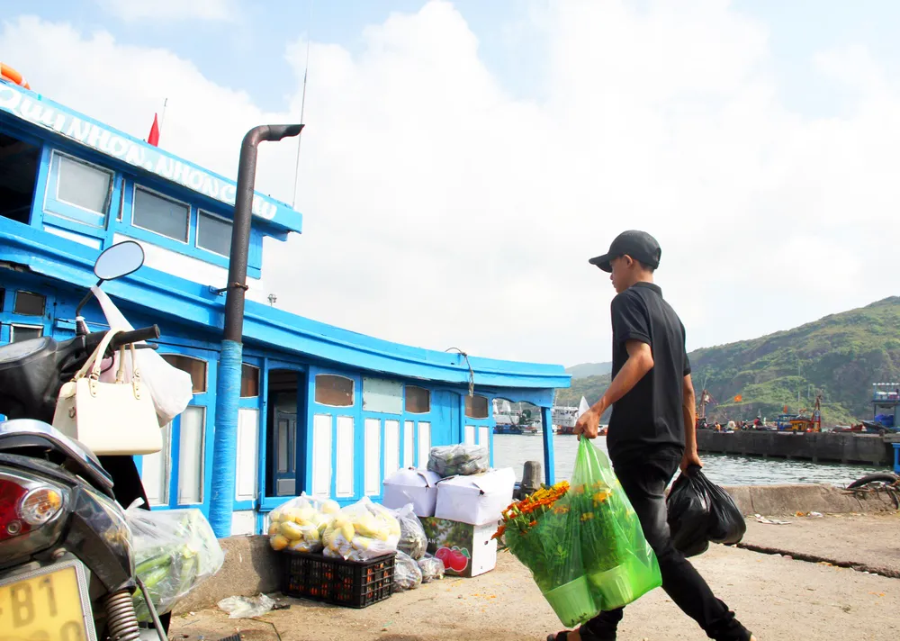 Nhiều loại hoa như cúc, vạn thọ, mai vàng...được người dân mang ra đảo để đón tết nhon-chau-2-2374.jpg