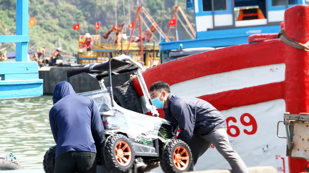 UBND xã đảo Nhơn Châu duy trì 2 tàu gỗ chở hàng, 1 tàu chở người ra đảo. Ngoài ra, UBND TP Quy Nhơn còn huy động thêm Tập đoàn Hưng Thịnh hỗ trợ cao tốc nhanh nhằm giúp người dân ra đảo Nhơn Châu thuận lợi; doanh nghiệp hỗ trợ người dân 50% cước phí nhon-chau-7-6831.jpg