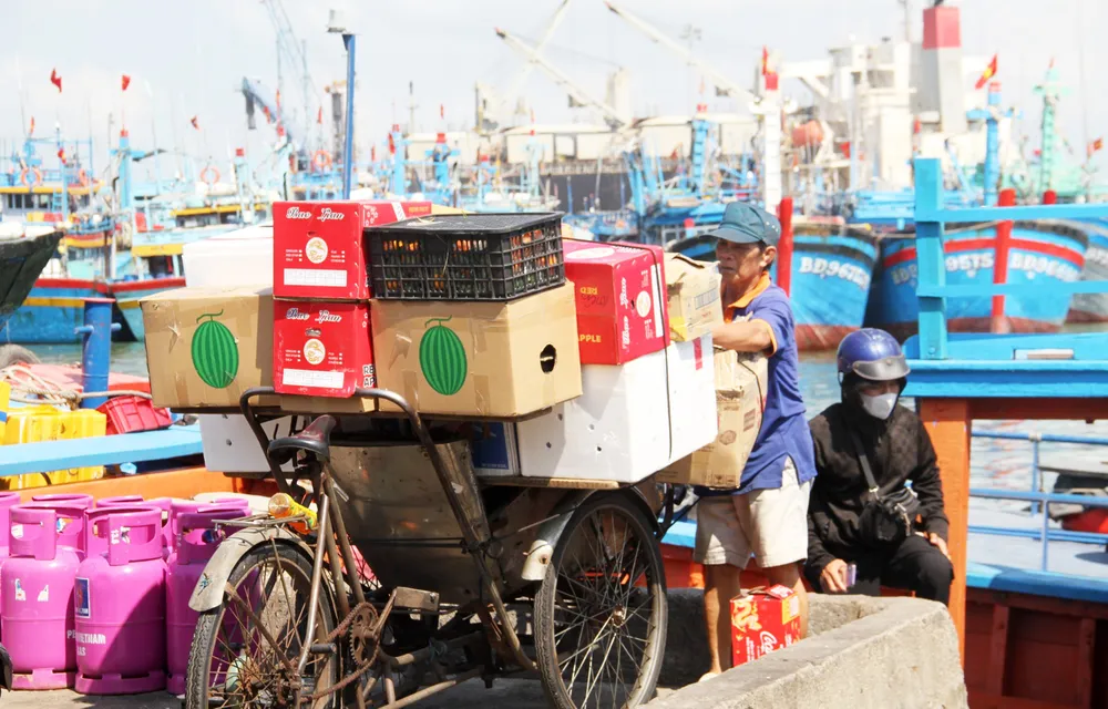 Những chuyến xích lô chở nặng hàng hóa, trái cây, nhu yếu phẩm đủ loại phục vụ người dân ở đảo biển Nhơn Châu nhon-chau-8-9483.jpg