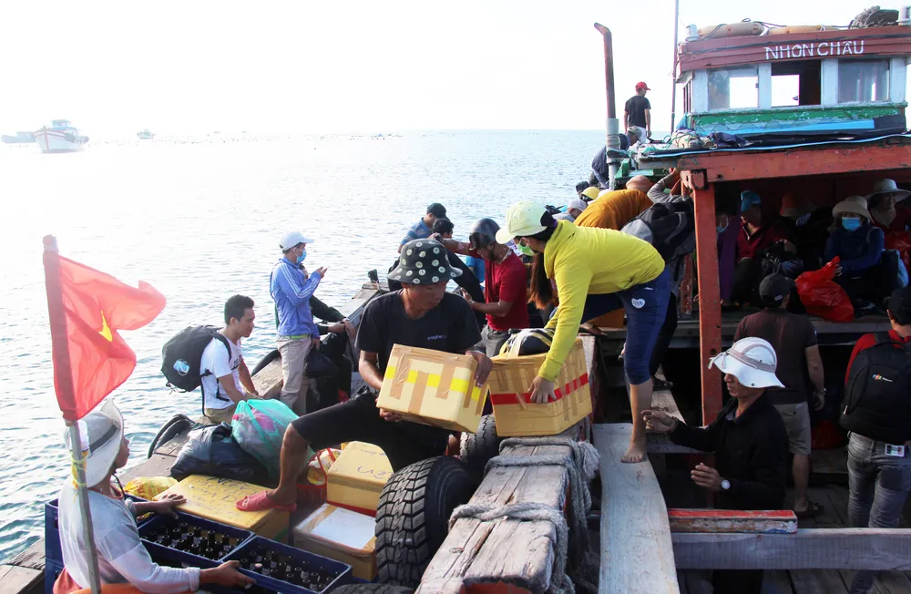 Cứ độ cuối năm, người dân, con em lại lũ lượt trở về đảo để đón tết sum vầy cùng gia đình img-7722-1-3168.jpg
