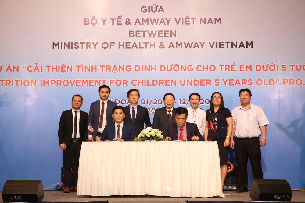 Đại diện Bộ Y tế và Công ty Amway Việt Nam ký kết Biên bản Thỏa thuận Hợp tác Dự án “ Cải thiện tình trang dinh dưỡng cho trẻ em dưới 5 tuổi”