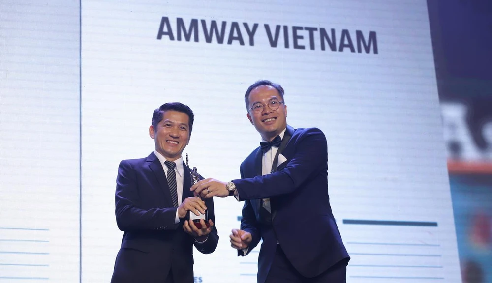 Ông Huỳnh Thiên Triều, Giám đốc Điều hành Amway Việt Nam nhận giải thưởng Nơi làm việc tốt nhất Châu Á 2019 do HR Asia, tạp chí nhân sự hàng đầu Châu Á trao tặng.