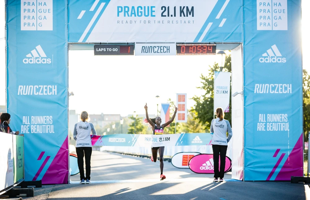 Peres Jepchirchir phá kỷ lục thế giới giải bán marathon toàn nữ RunCzech với siêu phẩm adizero adios Pro