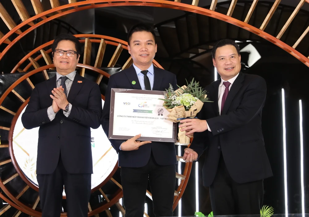 Ông Nguyễn Thành Đạt, Giám đốc Truyền Thông Herbalife Việt Nam đại diện Công ty nhận giải thưởng