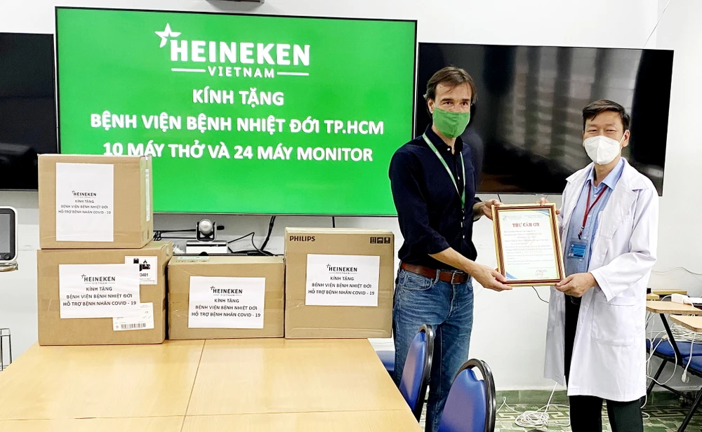Heineken Việt Nam ủng hộ 10 máy thở và 24 máy monitor cho Bệnh viện Bệnh nhiệt đới TPHCM