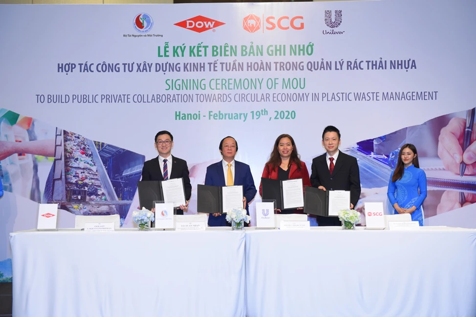 Lễ ký kết hợp tác công tư xây dựng kinh tế tuần hoàn trong quản lý rác thải nhựa giữa Bộ Tài nguyên và Môi trường, tập đoàn SCG, Dow Việt Nam và Unilever Việt Nam