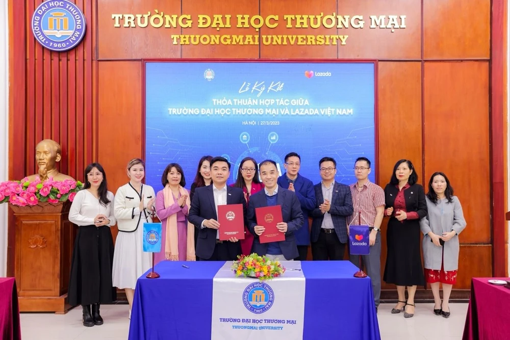 Trường Đại học Thương mại và Lazada Việt Nam thực hiện nghi lễ ký kết thỏa thuận hợp tác