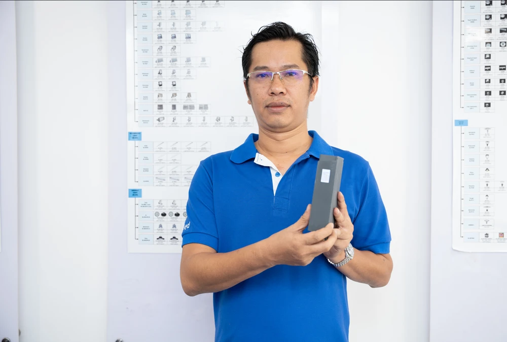 Ông Trần Đại Dương với sản phẩm bộ điện LED có tem xác thực hàng chính hãng