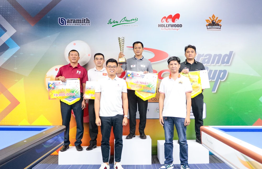 Đại diện Bilavi Group và Thế Giới Billiards trao giải nhất cho cơ thủ Tuấn Khanh