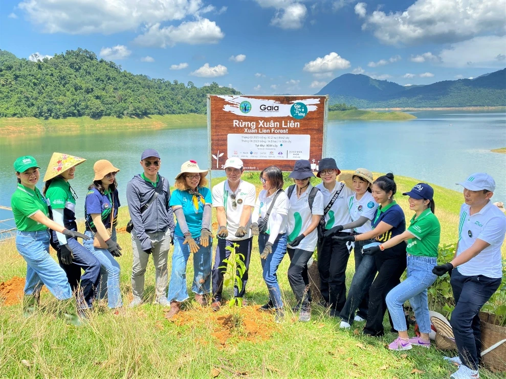 Đại diện Manulife Việt Nam cùng đại diện Trung tâm Bảo tồn Thiên nhiên Gaia đánh dấu hoàn thành việc góp trồng 4.000 cây xanh tại rừng Xuân Liên