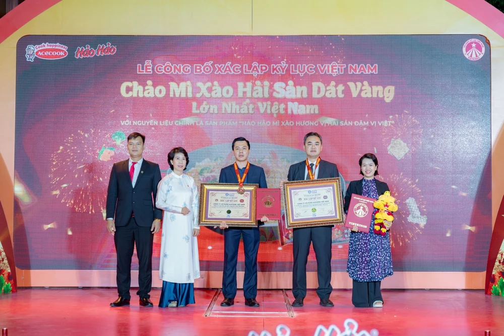 Ông Kajiwara Shinsuke và ông Phan Ngọc Dũng, Đại diện Acecook Việt Nam, đón nhận các bằng xác lập kỷ lục Việt Nam
