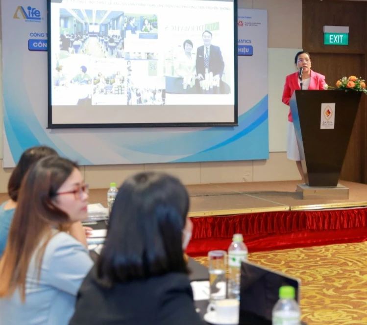 Bà Phạm Thị Thủy Tiên, Chủ tịch HĐQT Công ty Cuộc sống Quốc tế, thông báo về việc gia hạn quyền sở hữu trí tuệ đến năm 2033